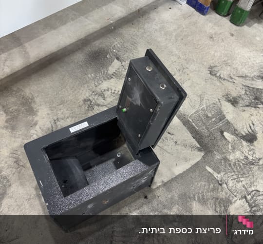 כספת פתוחה על רצפת בטון עם דלת פתוחה